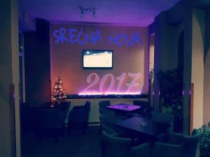 Televízia a/alebo spoločenská miestnosť v ubytovaní Guest house Kruna