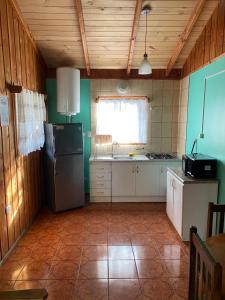 a kitchen with a refrigerator and a sink at Pichares in Pichare