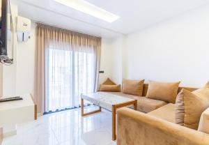a living room with a couch and a table at Appart-Hôtel Luxury SuiteMar in M'diq