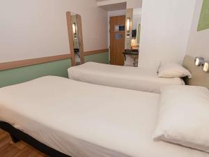 a room with three beds in a hospital at ibis budget Iquique in Iquique
