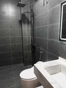 a bathroom with a toilet and a shower and a sink at A T Homestay in Thôn Dương Xuân Hạ