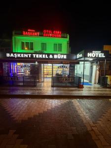 a night view of a hotel with neon signs at Başkent otel in Mudanya