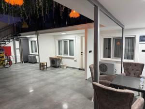 a living room with a table and chairs at Başkent otel in Mudanya