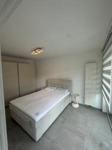 a bedroom with a bed and a lamp in it at Modernes Appartment in Schifflange in Schifflange
