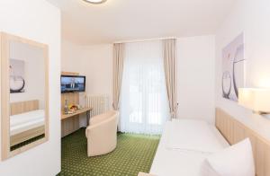 Postel nebo postele na pokoji v ubytování Hotel Pfälzer Wald + 36 fotografií