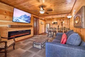 a living room with a couch and a tv at The Derby Inn in Hot Springs