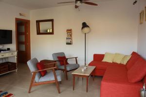 アルムニェーカルにあるCasa Encontradaのリビングルーム(赤いソファ、椅子付)