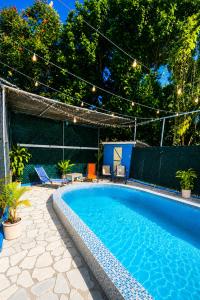 a swimming pool in a backyard with lights above it at spring house jarabacoa bbq ,piscina privada, Wi-Fi deco 10 huéspedes 3 baños, 2 aires A C 4 habitaciones in Jarabacoa