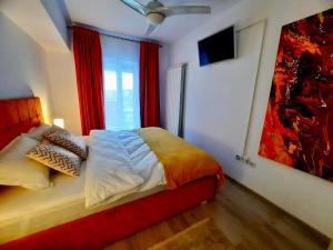 a bedroom with a bed and a painting on the wall at Panoramic Self Check-in Underground Parking in Iaşi