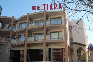 ドブリチにあるTiara Hotelのホテルの上に看板があります。
