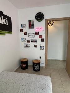 a room with two stools and a clock on the wall at Résidence Calme Fnideq in Fnidek