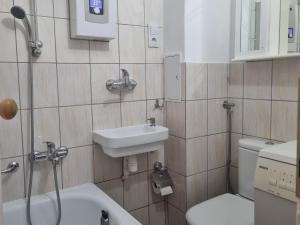 a bathroom with a sink and a toilet at Apartament Centrum Zgorzelec in Zgorzelec