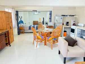 a kitchen and living room with a table and chairs at Oasis del Mar- Departamento Palma in Progreso