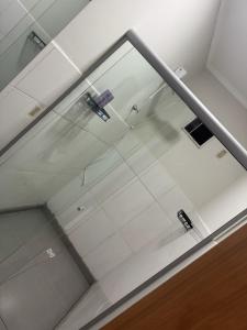 a reflection of a glass wall in a room at Maia Hostel in Várzea Grande +65 photos