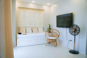 a room with a bed with a window and a fan at La Casa 1101 in Amoloñgin