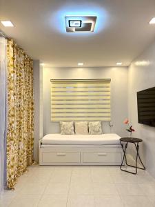a bed in a room with a window with a blind at La Casa 1101 in Amoloñgin +66 photos