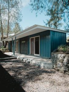 a house with a blue facade and a door at Singgah Ijen in Biau