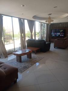 a living room with a couch and a coffee table at la casa del cerro in Casas de Batuco