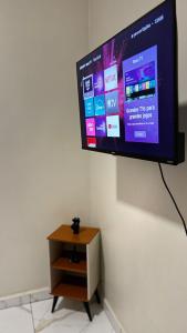 a flat screen tv hanging on a wall at Flat Ubuntu in Viçosa do Ceará