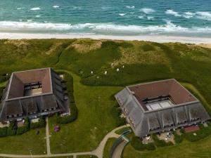 an aerial view of two buildings next to the ocean at Kliffsand-68 in Kampen