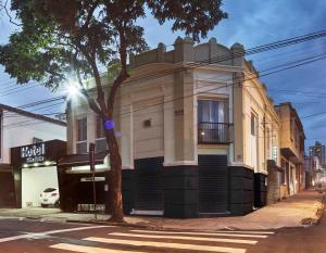 a building on the corner of a street at Hotel São João in Piracicaba