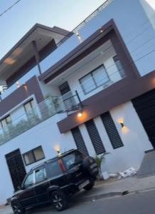 a black car parked in front of a house at Appartement 2 chambres in Cotonou