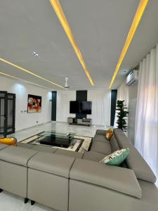 a living room with a couch and a tv at Appartement 2 chambres in Cotonou