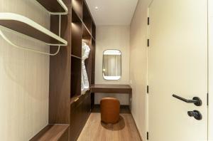 a small dressing room with a stool and a mirror at Villa 5 phòng ngủ cao cấp in Dong Hoi +23 photos