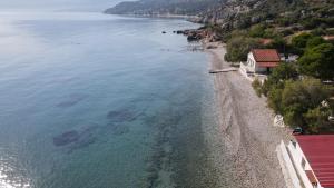 an aerial view of the shoreline of a beach at Vista Mare 2 in Kámpos