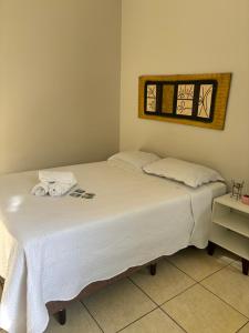 two beds sitting next to each other in a room at Ap Perfeito! Condomínio fechado e garagem coberta in Tangara da Serra