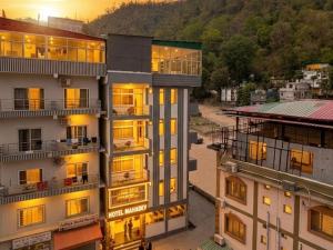 an overhead view of a building with lights on at Hotel Mahadev Tapovan in Rishīkesh