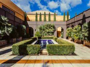 a courtyard with a swimming pool and a building at Hotel Maher in Cintruénigo