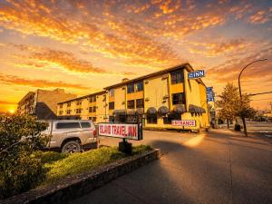 a building with a truck parked in front of a hotel at Island Travel Inn in Victoria