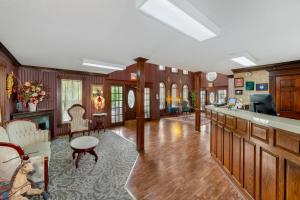 a large living room with wood paneling and a fireplace at Quality Inn Eureka Springs South in Eureka Springs +71 photos