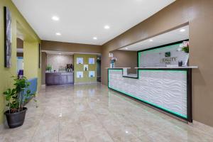 a lobby of a dental office with a reception counter at Quality Inn Cadiz in Cadiz