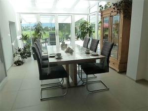 uma mesa de jantar e cadeiras num quarto com vista em Privatzimmer Reiner Baumeister em Lindau