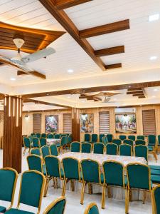 a conference room with a table and chairs at Malti Guest House in Kullu Manali