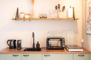 a kitchen counter with a microwave and a toaster oven at Hoeve Hunzedal in Eexterzandvoort