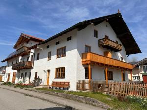 a white house with a wooden fence in front of it at BeimSchmied in Schechen