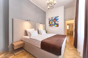 Una cama o camas en una habitación de Maiselova 5 Apartment