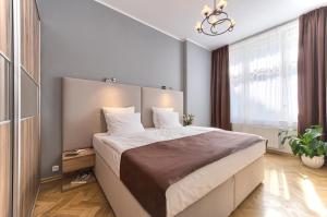 Una cama o camas en una habitación de Maiselova 5 Apartment