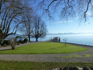 a park with a view of the water at Privatzimmer Reiner Baumeister in Lindau