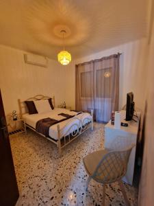 a bedroom with a bed and a chair at A casa di catharina appartement in Zicavo