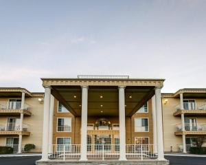 a view of a building with columns at Comfort Inn Redding Near I-5 in Redding