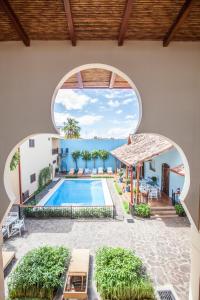 Vaade basseinile majutusasutuses Hotel Plaza Marbella Granada või selle lähedal