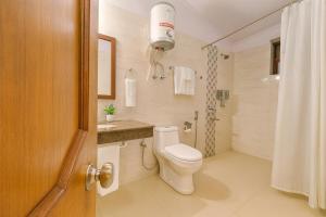 a bathroom with a toilet and a sink and a shower at 4 Bedroom Luxury Bungalow In Manali With Beautiful Scenic Mountain & Orchard View - #Private Bungalow #Premium Big rooms #Parking #Guest Preferred in Manāli