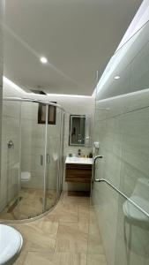 un bagno con doccia in vetro e lavandino di CORTZA Hotel a Città del Messico