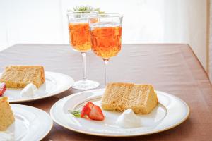 two glasses of champagne and two slices of bread and strawberries at REIBA STYLE Hotel in Nagasawa