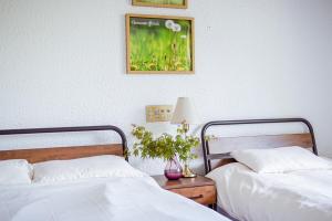 two beds sitting next to each other in a bedroom at REIBA STYLE Hotel in Nagasawa