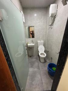 a bathroom with a toilet and a sink at Hotel metro inn in Bhopal